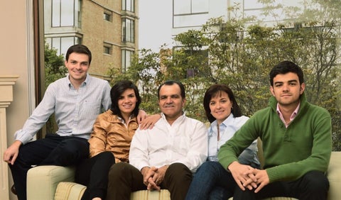 Familia de Óscar Iván Zuluaga: su esposa Marta Ligia Martínez y sus hijos David, Juliana y Esteban