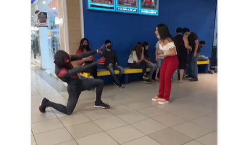 Hombre disfrazado de Spiderman pide a amiga ser su novia