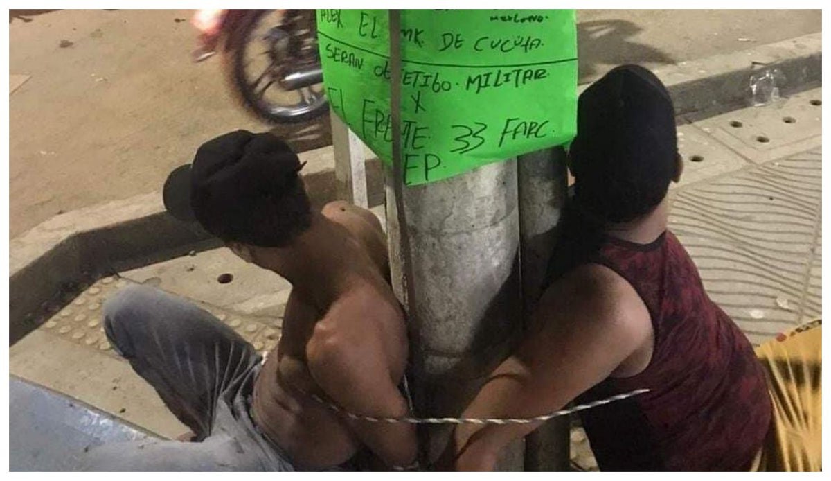 Amarran a hombres a un poste