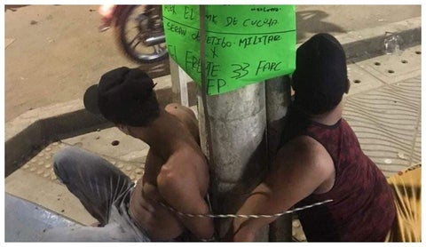 Amarran a hombres a un poste
