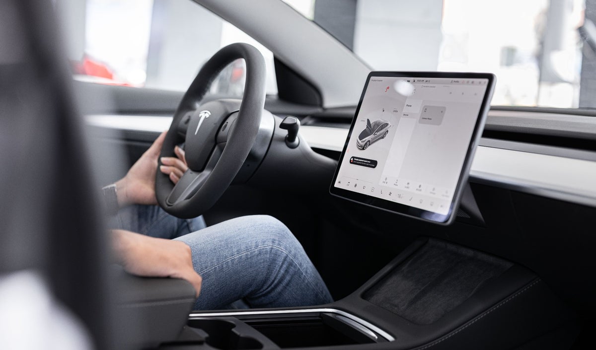 Tesla investigado por tecnología de sus carros