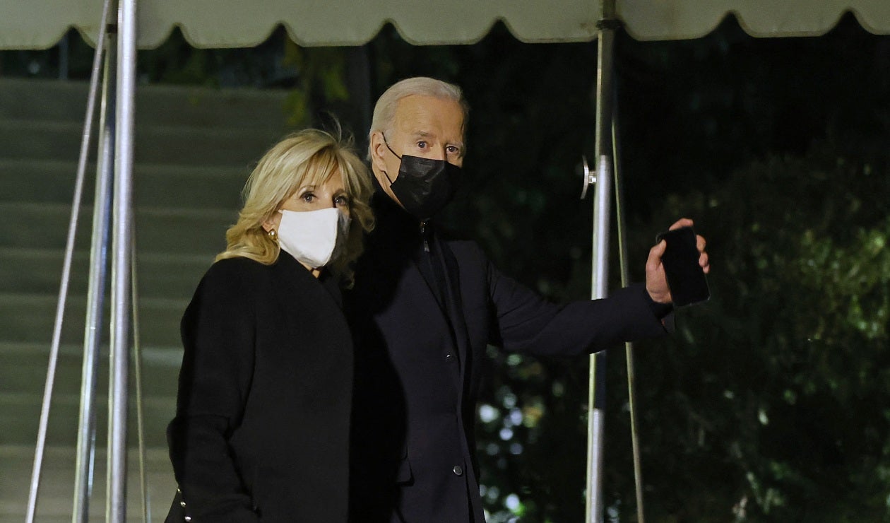 Joe Biden y su esposa Jill Biden saliendo de la Casa Blanca