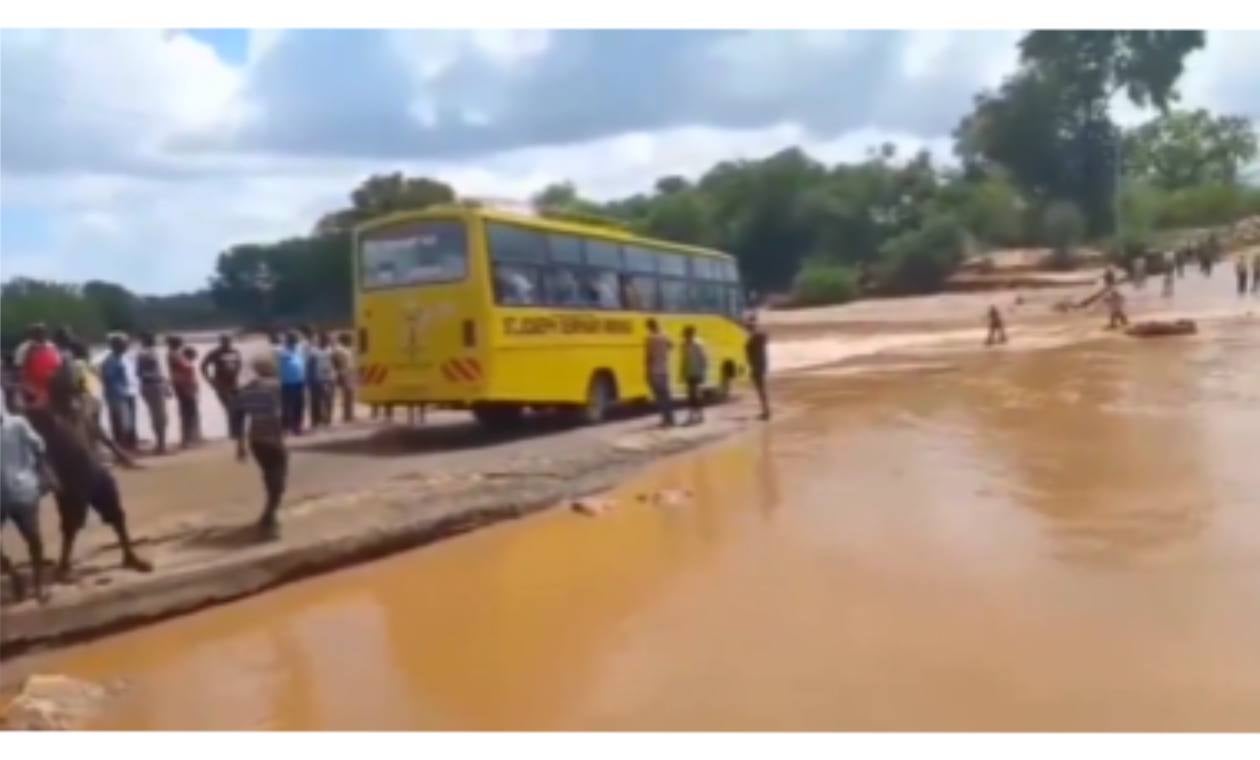 Kenia 20 muertos en bus arrastrado por crecida de río