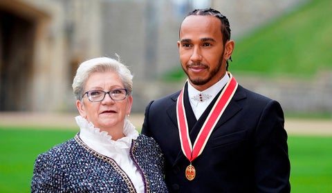 Lewis Hamilton recibe el título de caballero