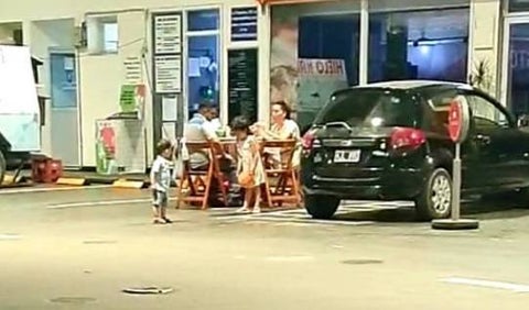 Trabajador que tenía turno el 24, fue sorprendido por su familia con una cena callejera