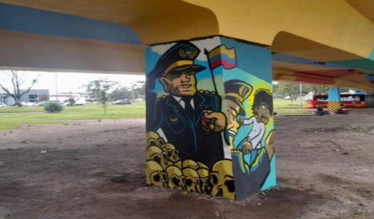 Mural sobre abuso policial en puente de Bogotá