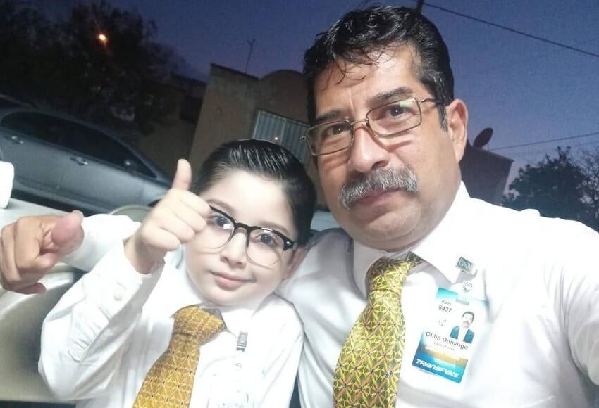 Niño se disfraza de conductor por su abuelo