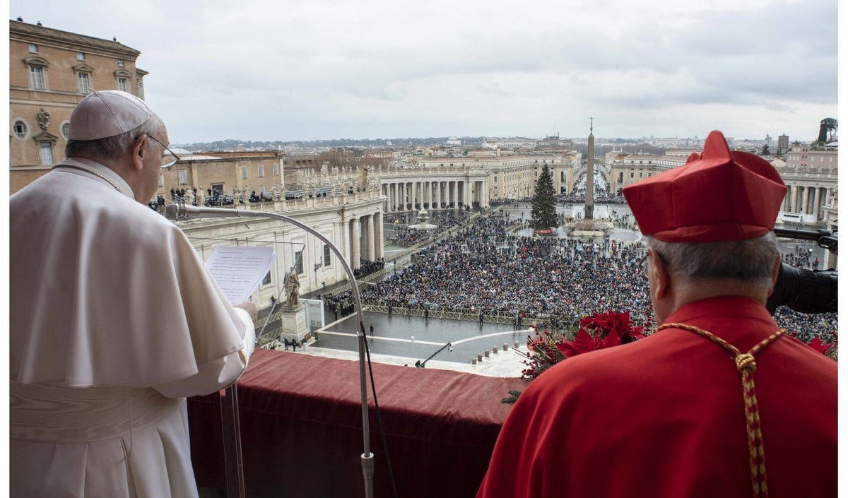 Papa Francisco en el Vaticano oficia misa del Gallo con fieles