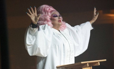 Pastor vestido de Drag Queen