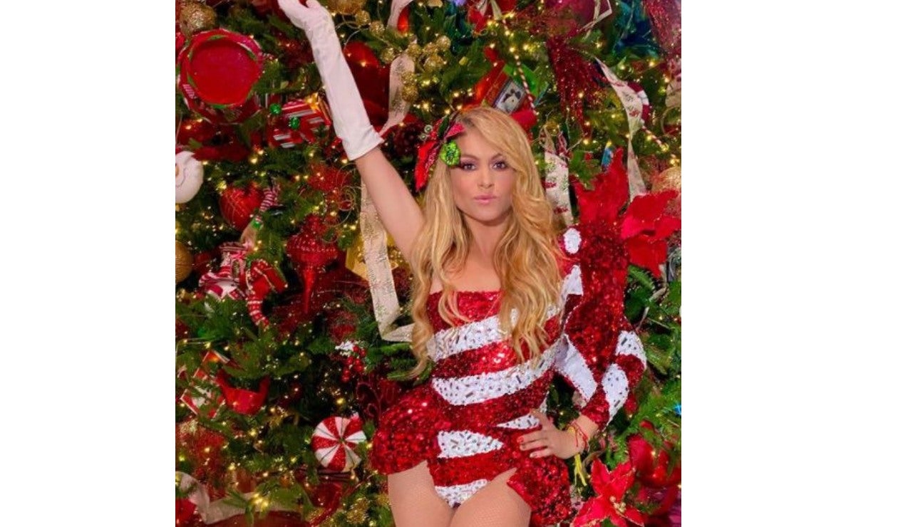 Paulina Rubio celebra Navidad vestida de Mamá Noel