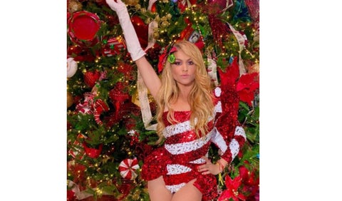 Paulina Rubio celebra Navidad vestida de Mamá Noel