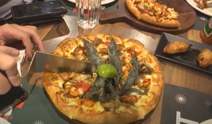 Reconocida pizzería causa polémica al vender productos con marihuana