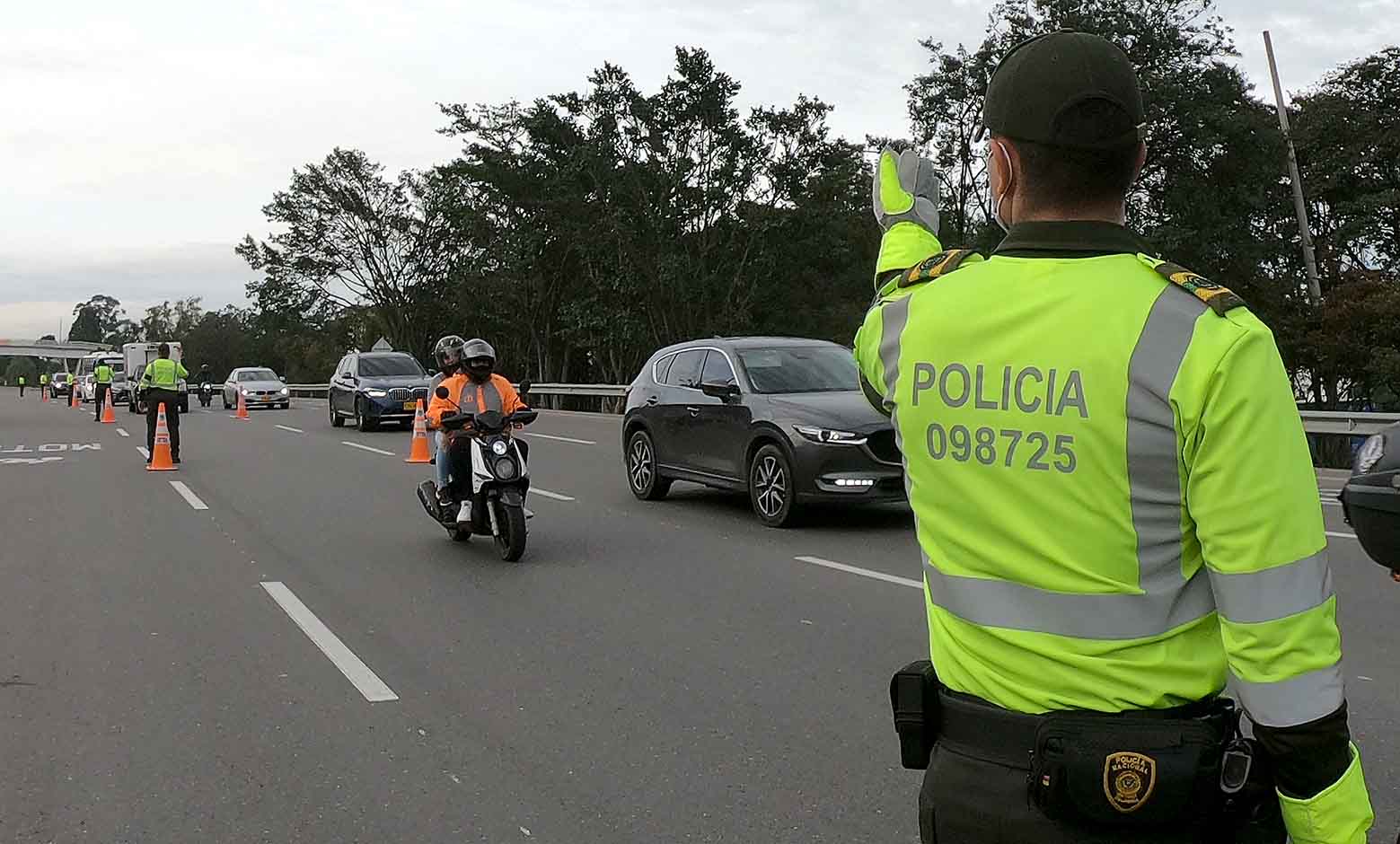Carros movilizándose sobre la Autopista Norte