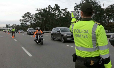 Carros movilizándose sobre la Autopista Norte