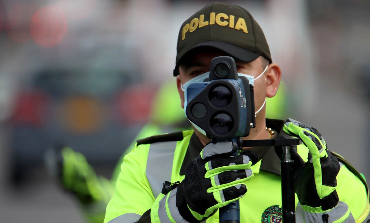 Con detectores de velocidad policías vigilan la salida de Bogotá