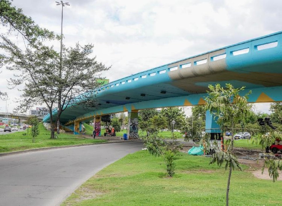 Puente azul pintado, en Bogotá