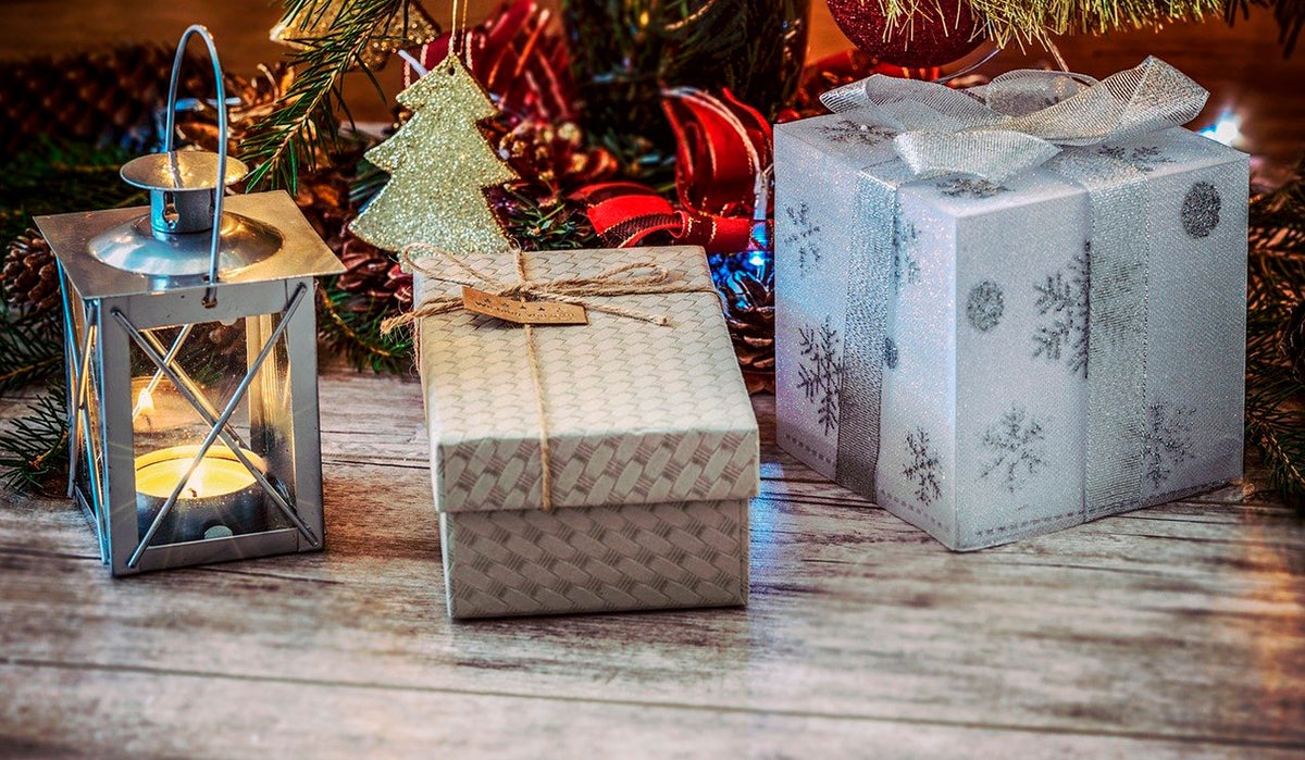 Regalos navideños bajo el árbol