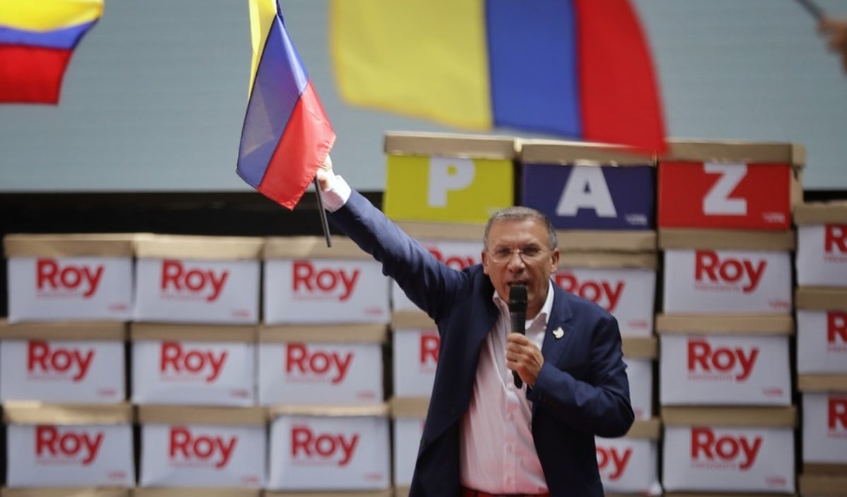 Roy Barreras celebra tras radicar firmas que avalan su candidatura presidencial.