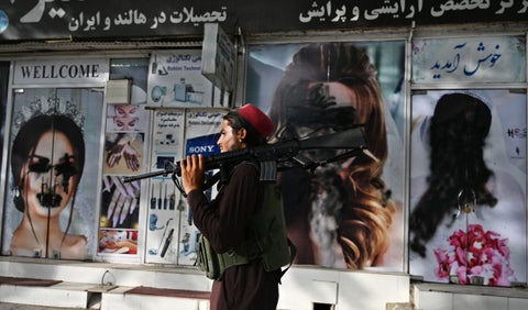 Fotos de mujeres son retiradas de los salones de belleza de Kabul