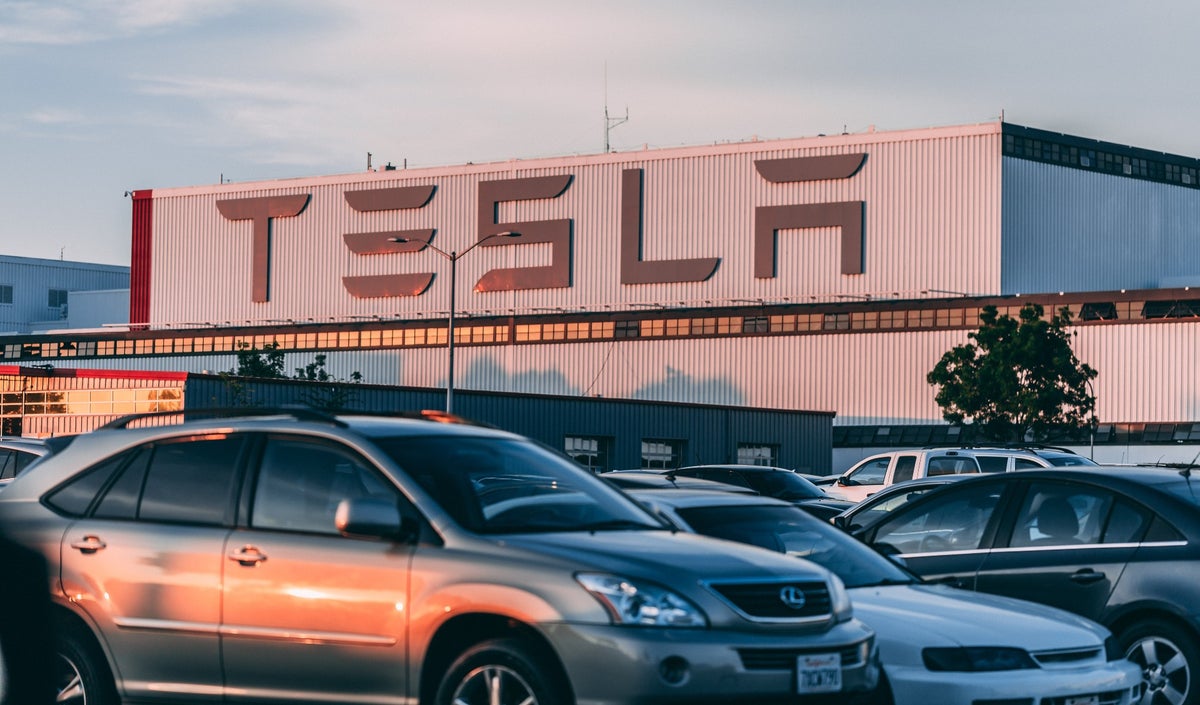 Tesla revisará vehículos por defectos