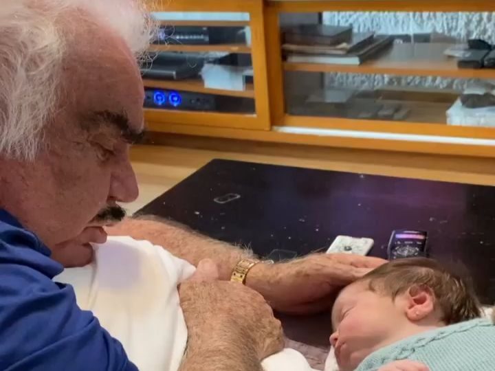 Vicente Fernández le canta a bisnieta