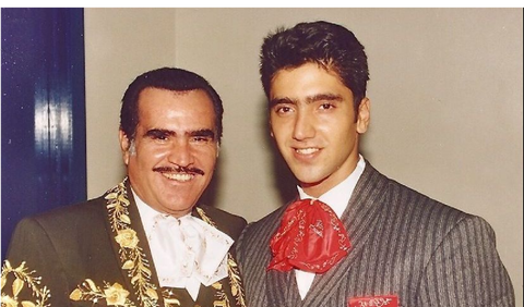 Alejandro Fernández le canta a su padre
