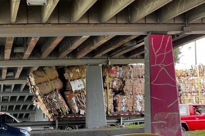 Camión atrapado en puente de la Autonorte con calle 116