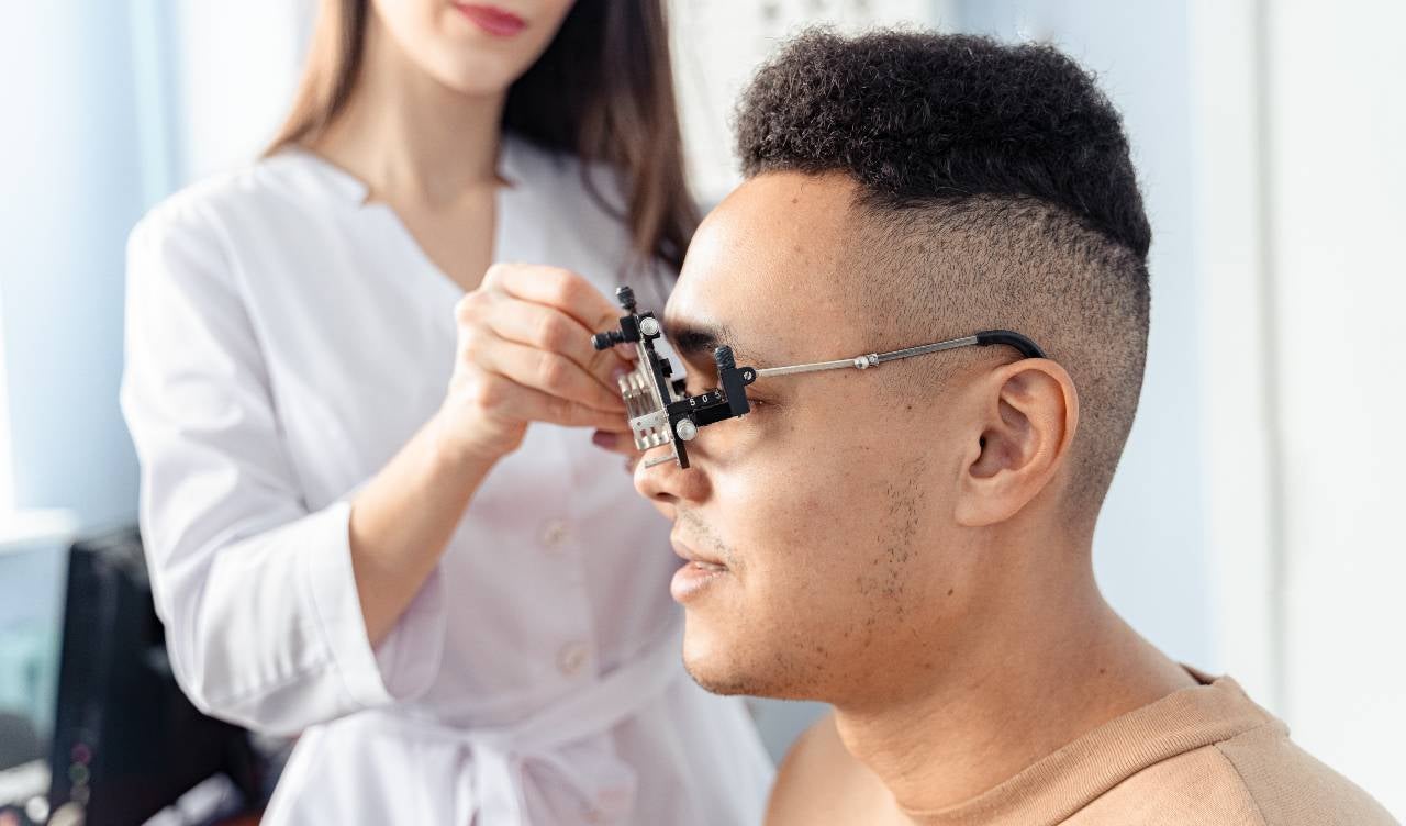 Hombre que recibió una mala cirugía estética, lleva 3 años sin cerrar los ojos