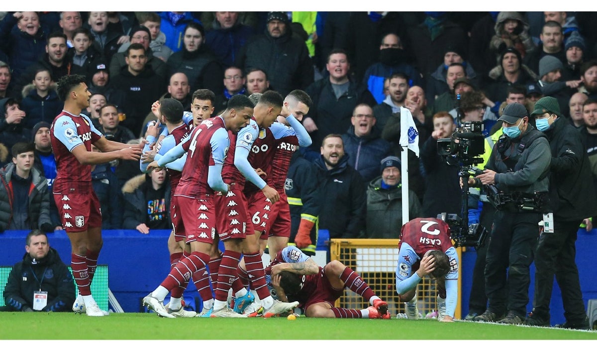 Aston Villa le ganó a Everton y dos jugadores fueron golpeados