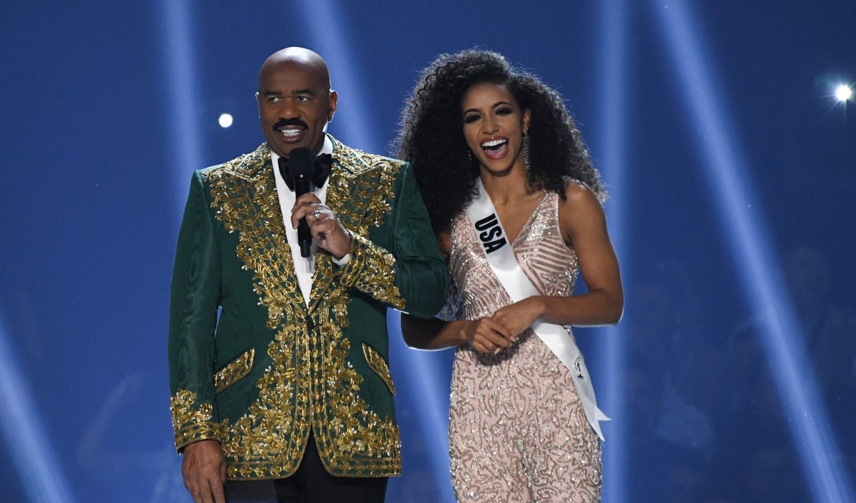 Cheslie Kryst, Miss USA 2019, junto a Steve Harvey en Miss Universo 2019