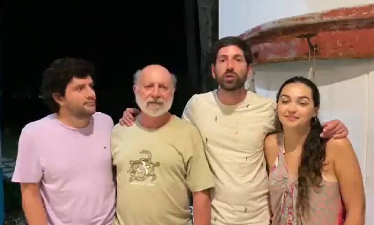 Daniel Restrepo y su familia tras el rescate