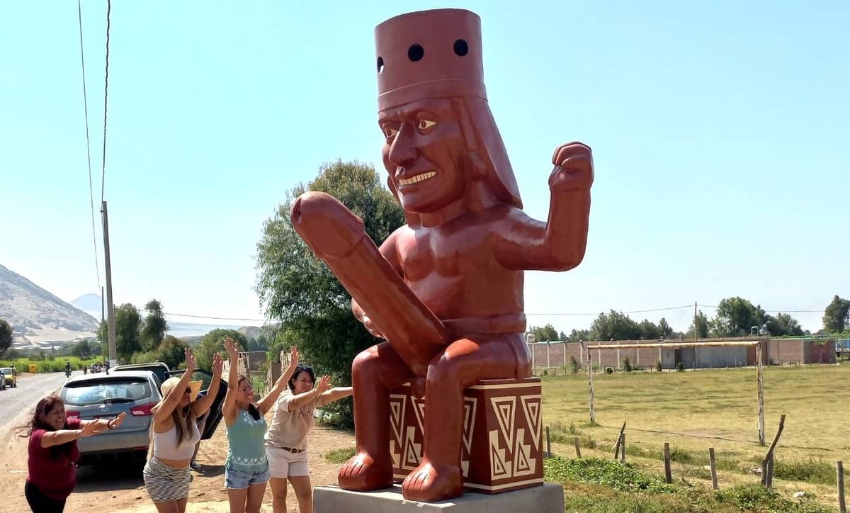 Escultura de un hombre con pene grande en Perú