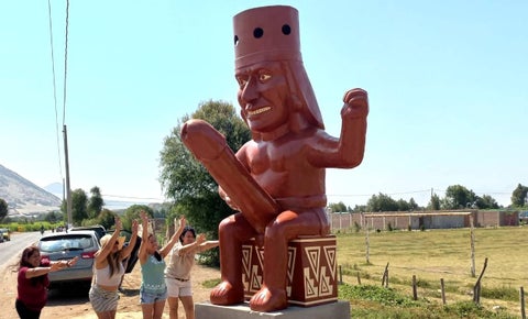 Escultura de un hombre con pene grande en Perú