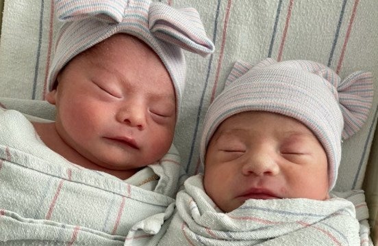 Gemelos nacen el mismo día Ailyn y Alfredo