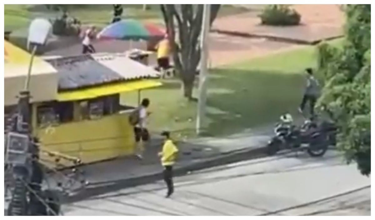 Hinchas del Pereira peleando con América