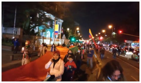 Indígenas protestando en Bogotá