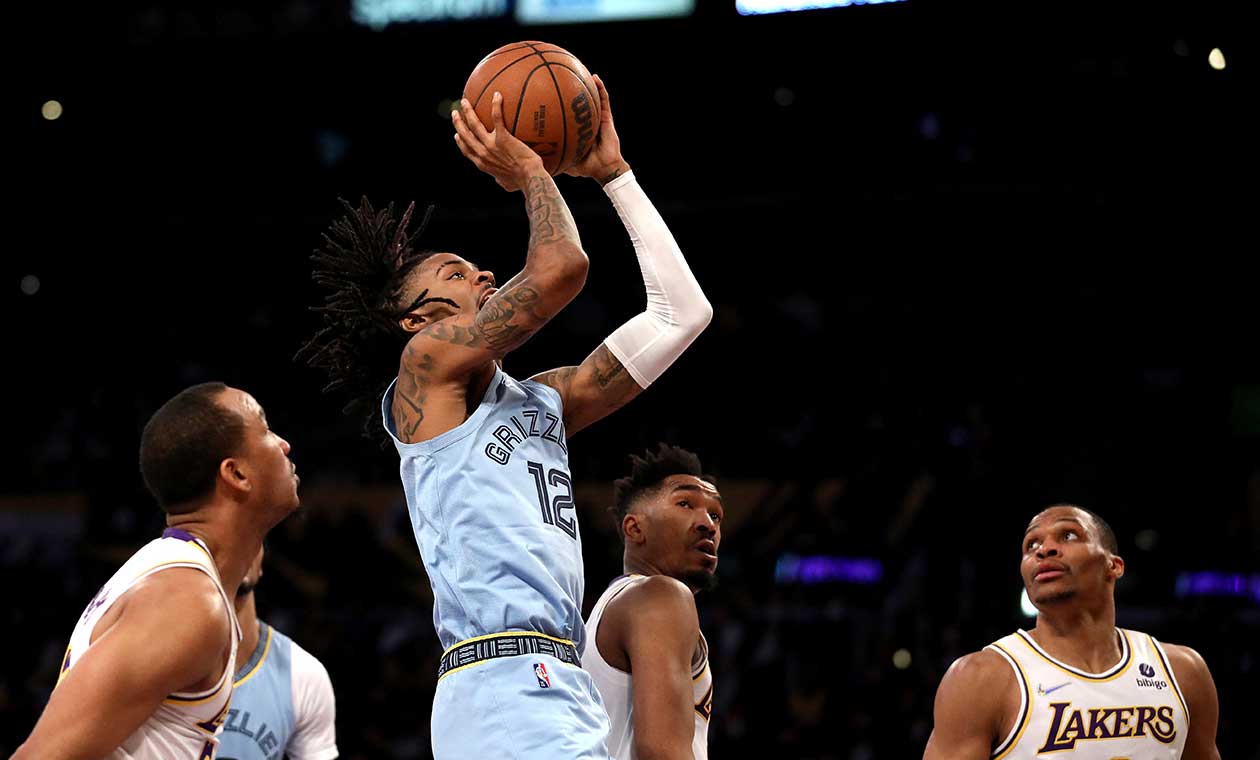 Ja Morant, jugador de los Memphis Grizzlies, hace la jugada del año