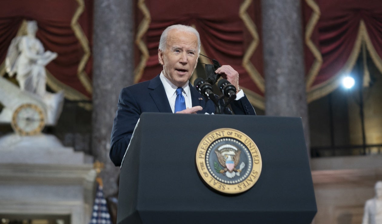 Joe Biden conmemora un año de la toma del Capitolio de EE.UU.
