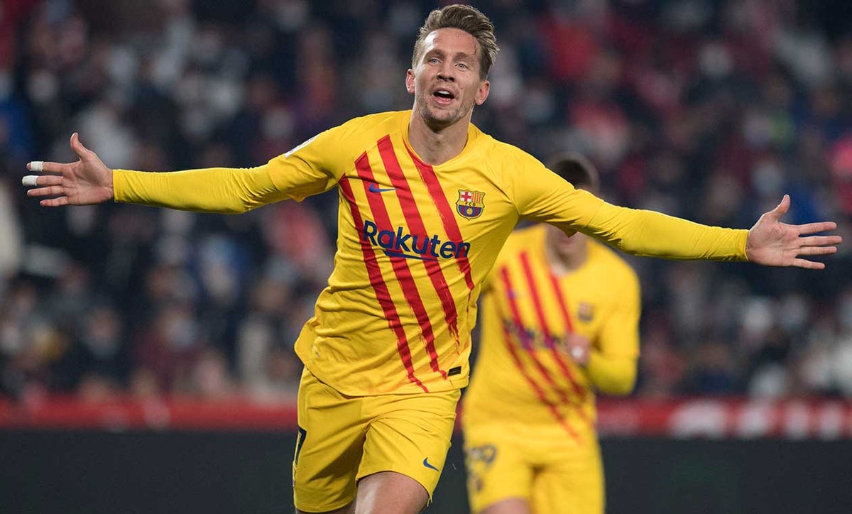 Luuk de Jong juega con el Barcelona