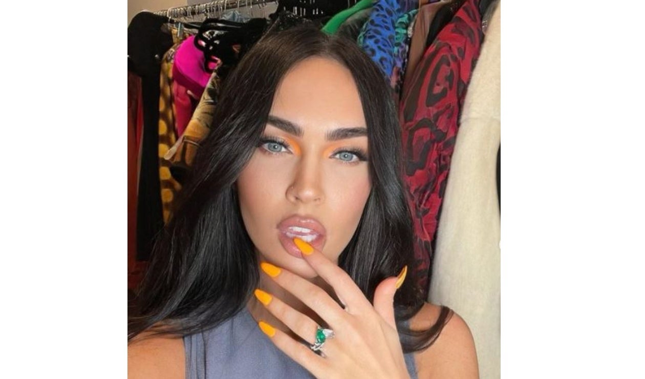 Megan Fox muestra su anillo de compromiso con espinas