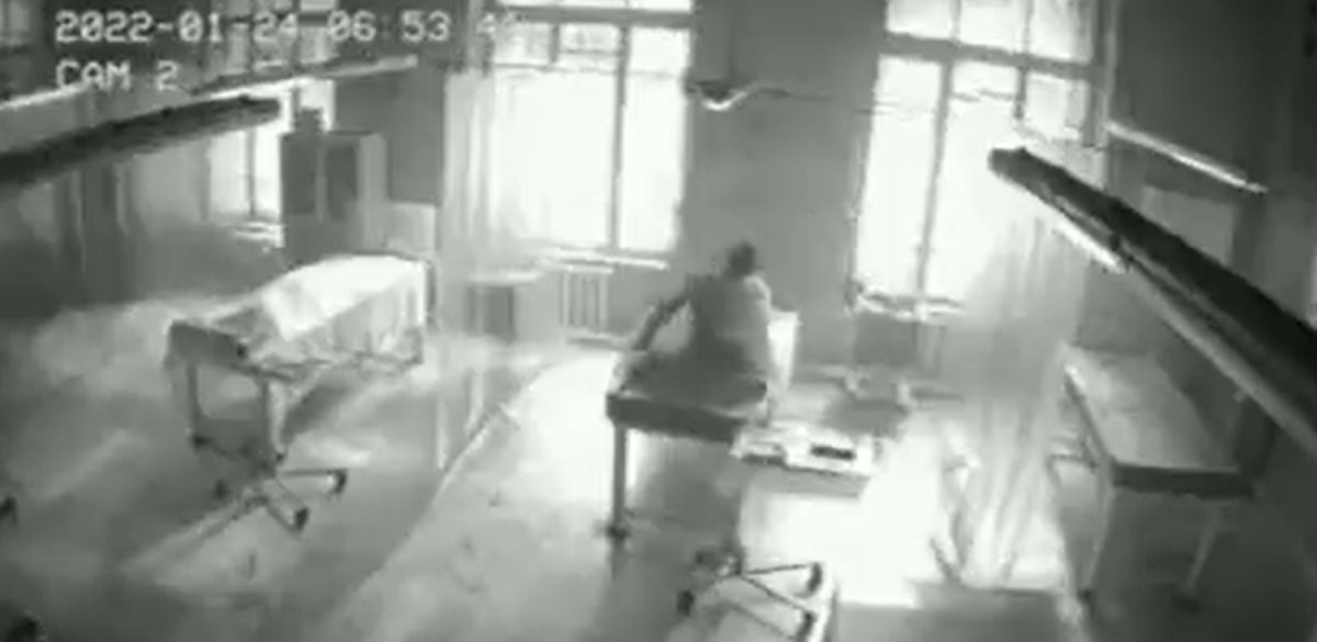 Morgue rusa con muerto