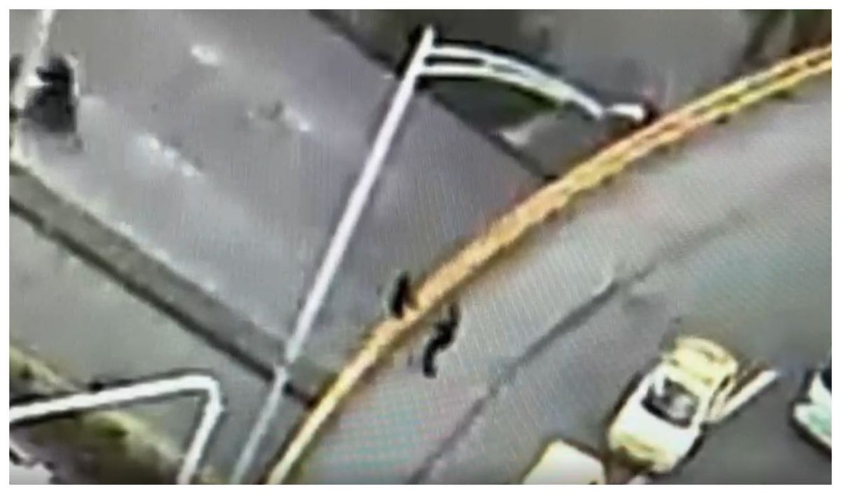 Mujer es salvada para no lanzarse de un puente