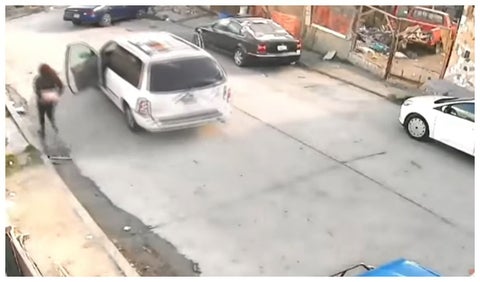 A mujer se le va el carro por un barranco