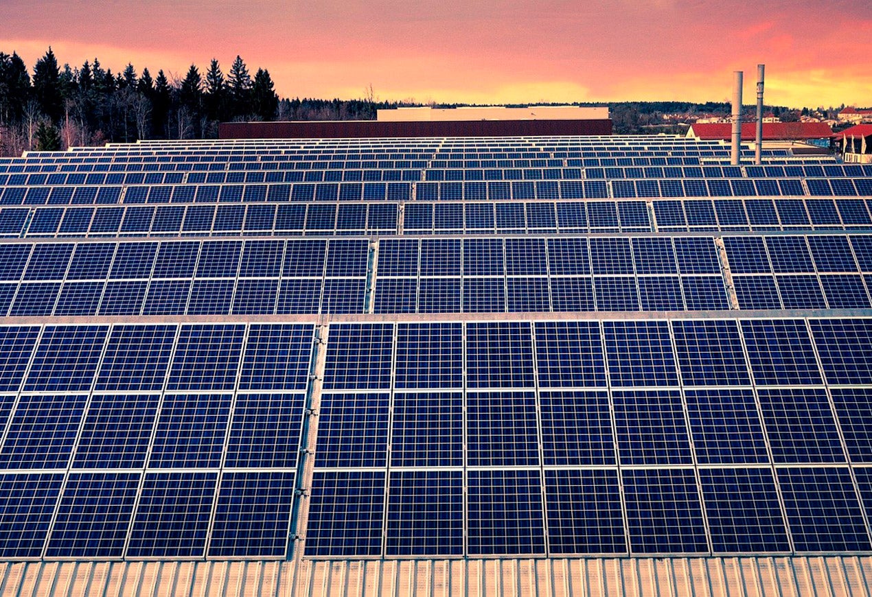 Paneles solares generar y guardan energía del sol