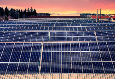 Paneles solares generar y guardan energía del sol
