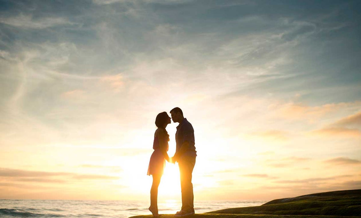 Pareja ante el atardecer