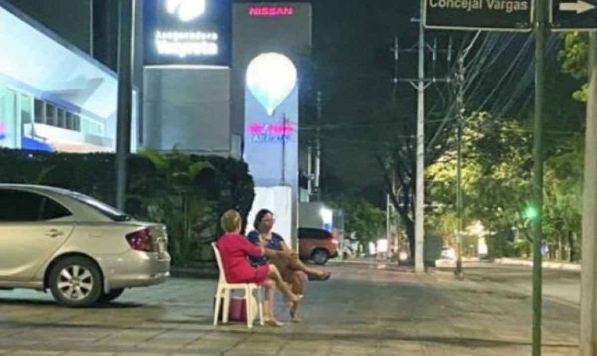 mujer hace brindis desde hace 22 años en el lugar donde murió su hijo