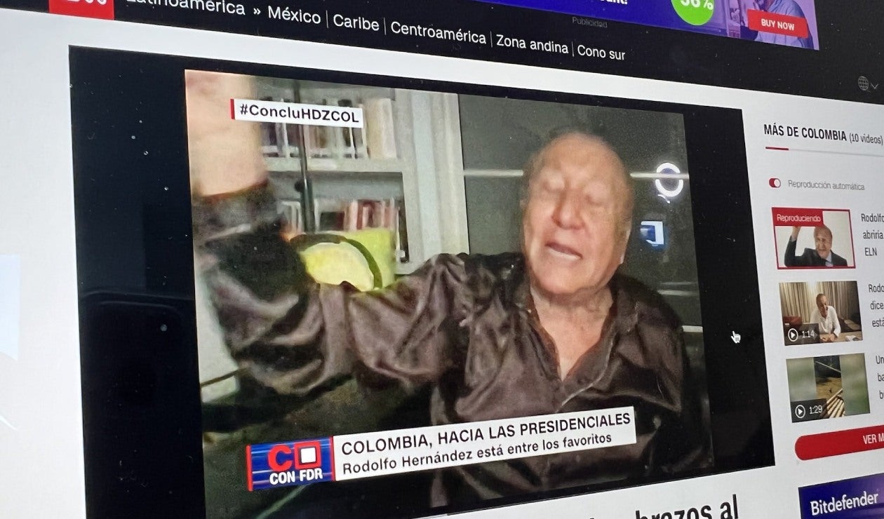 Rodolfo Hernández en pijama en plena entrevista