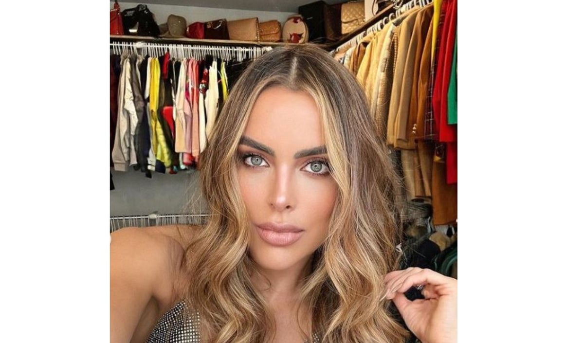 Sara Corrales mostró la cantidad de ropa que tiene en el closet