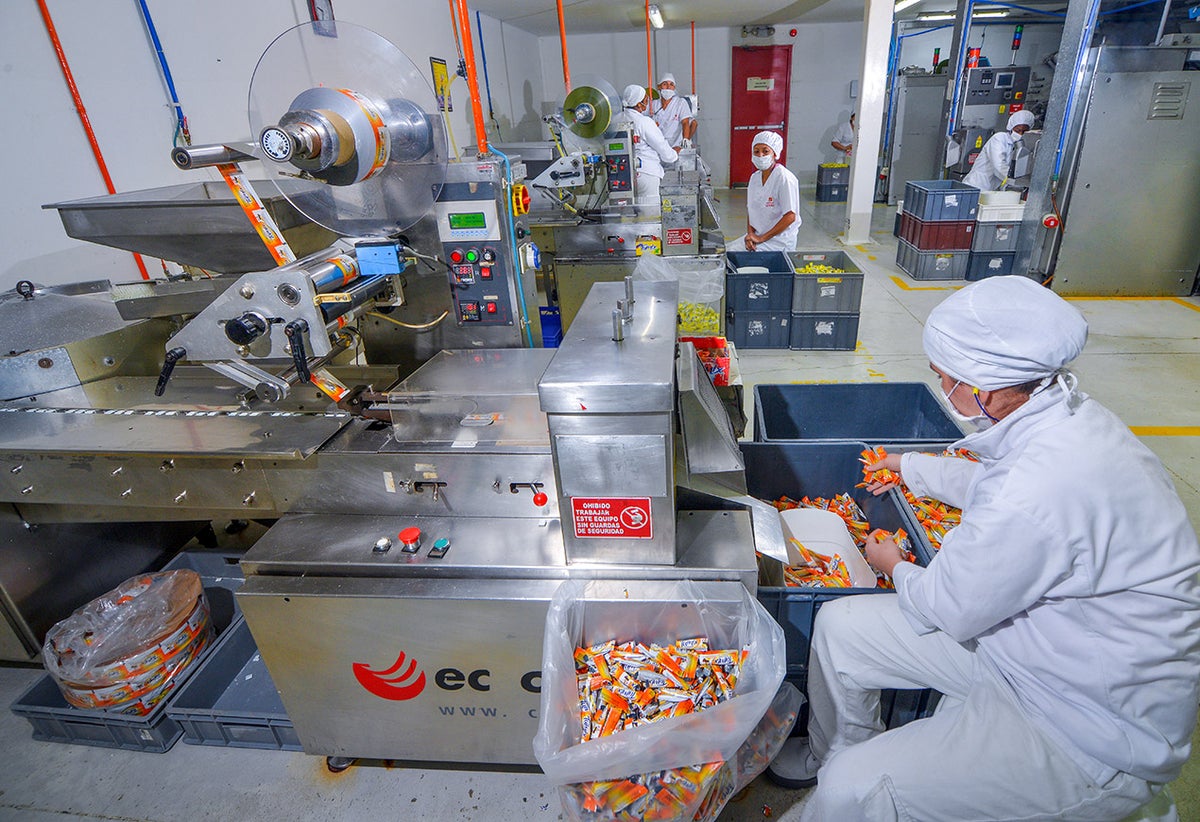 Trabajadores en planta de producción